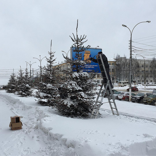 Киров завалило снегом, автомобилисты стоят в пробках. Фото из соцсетей