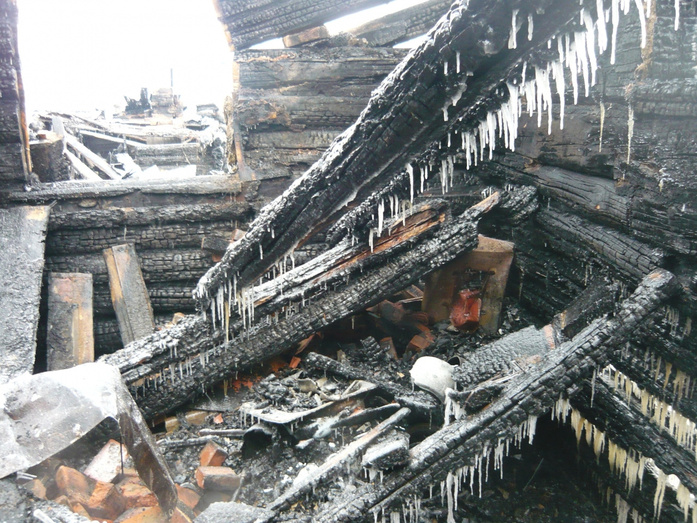 В Белой Холунице при пожаре погиб хозяин сгоревшего дома
