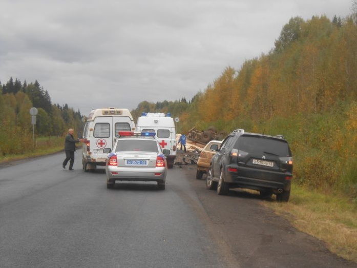 Две сестры погибли при столкновении BMW X6 и КамАЗ на трассе в Омутнинском районе