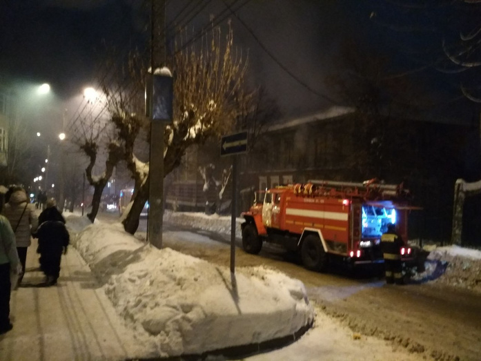 В Кирове на улице Герцена загорелся дом
