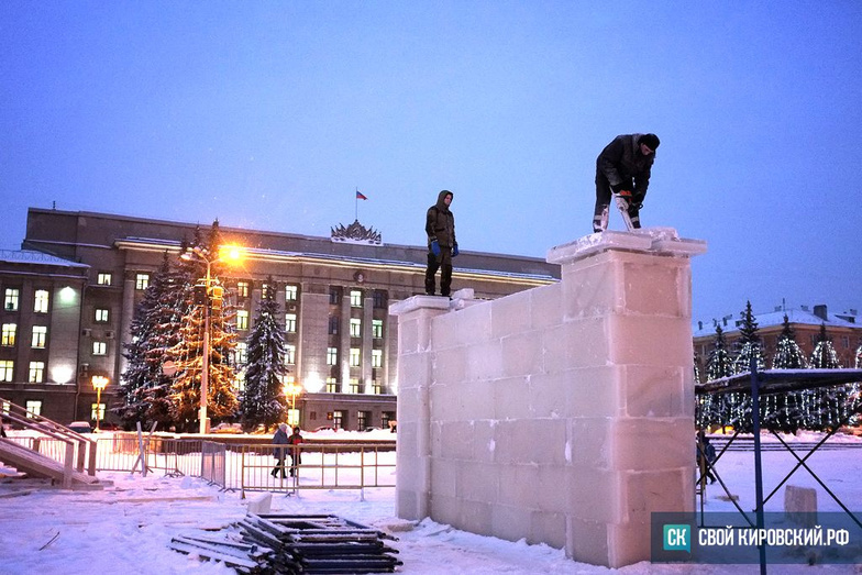 Недостроенная сцена и лёд из Перми. Как главную площадь Кирова готовят к Новому году