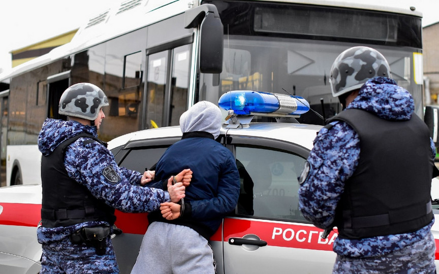 Росгвардия показала, как защищают кировские автобусы от хулиганов. Фото и видео