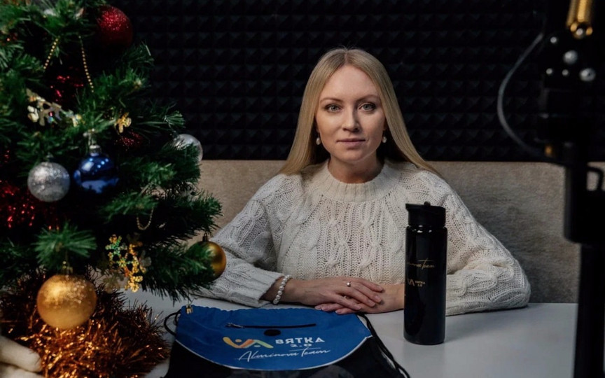«2025 год был очень хорошим для меня». Анна Альминова в новогоднем проекте «НЕ тайный Дед Мороз»