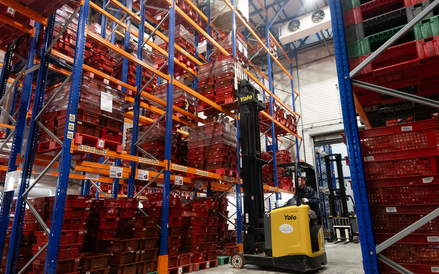 Работа в движении: кто такие приемщики-сдатчики на складе?