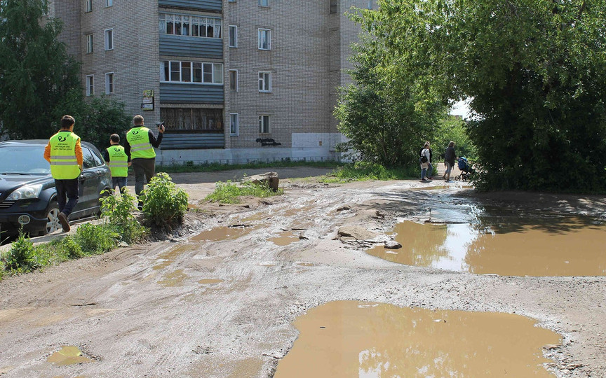 «Всё в грязи и нет разметки». Московские активисты поставили кировским дорогам «двойку» и «кол»