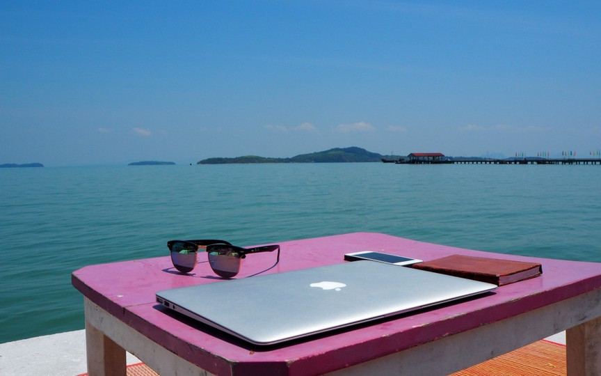 «Многие думают, что ты лежишь с ноутбуком где-нибудь под пальмой». Как перестроиться на удалённую работу после офиса?