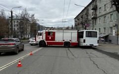 В Кирове автобус столкнулся с пожарной машиной