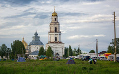 Впереди освящение воды и обратный путь: паломников встретили в селе Великорецкое