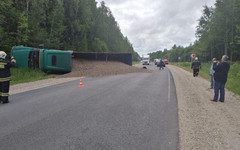 В Верхошижемском районе легковушка врезалась в фуру: двое пострадавших