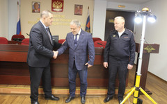 Кировским полицейским передали новые осветительные комплексы для работы на ДТП