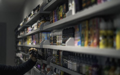 В Госдуме предложили приостанавливать работу магазинов за продажу вейпов несовершеннолетним