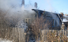 Житель Кировской области, рискуя собственной жизнью, вывел жильцов из горящего дома (ФОТО)