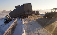 Сегодня в Кировской области грузовик вылетел в кювет после столкновения с трактором (ФОТО)