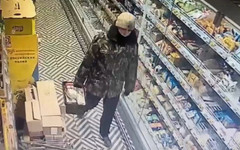 В Кирове ищут мужчину, который украл товары из магазина на Чистопрудненской