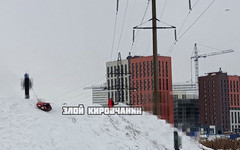 В Чистых прудах дети катаются на ватрушках под ЛЭП