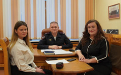 Представитель ГИБДД и руководитель кировской автошколы приняли участие в спецпроекте «ПоговорИИм»