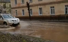 В Кирове затопило улицу Шинников