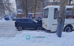 На улице Красина иномарка жёстко врезалась в припаркованный автобус