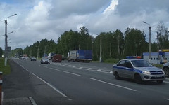 На въезде в Киров сняли на видео огромный кортеж полицейских машин