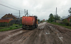 В посёлке Афанасьево мусоровоз застрял на дороге, провалившись в грязь