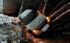 В Кирове «Приора» врезалась в опору ЛЭП, водитель получил травмы