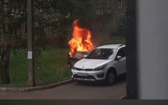 В одном из дворов Кирова сгорел автомобиль