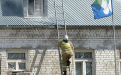 В Лебяжье в День Победы загорелось здание. Пожарным пришлось тушить его прямо во время праздничного митинга