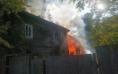 В Слободском загорелся деревянный дом