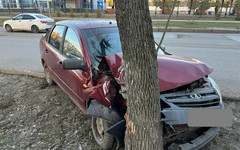 В Кирове «Лада» врезалась в дерево