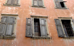 Можно ли заменить старые окна в квартире за счёт государства?