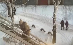 Очевидцы сняли на видео спасение ребёнка из горящего дома на Павла Корчагина
