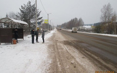 В Кирове водитель УАЗа сбил пешехода на остановке и скрылся