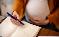 Для беременных женщин, уволенных из-за закрытия предприятия, увеличат пособие
