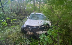 На улице Трактовой «Опель Астра» уехал в кювет