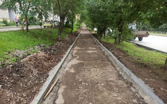 На улице Кольцова начали ремонтировать тротуары