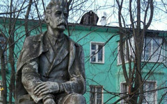 Кировчанин вышел на одиночный пикет к разрушающемуся памятнику Горькому в Нововятске