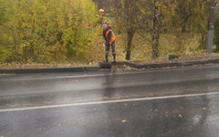 В Кирове борются с затоплением тротуаров