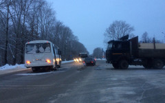 Вчера в Кирове грузовик протаранил пассажирский автобус