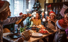Почти половина россиян проведут новогодние каникулы в кругу семьи