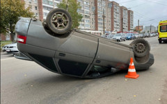 На улице Московской водитель ВАЗа въехал в ограждение и опрокинулся