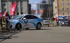 На Театральной площади женщина во время авторалли въехала в зрителей. ВИДЕО