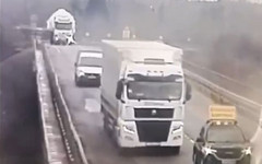 Момент просадки моста через Молому попал на видео