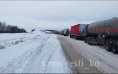 Кировским дальнобойщикам, застрявшим в пробках в Самарской области, привезли топливо и еду