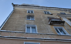 В Кирове на двухлетнего ребёнка с крыши упала снежная глыба
