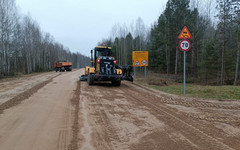 
								В Кировской области начнут выравнивать грунтовые дороги с наступлением морозов
							