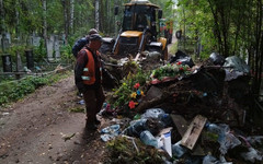 В Кирове начали очищать кладбища от незаконных свалок