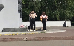 В Кирове снова сфотографировали детей, которые сушили одежду у Вечного огня