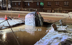 Прокуратура проверяет яму на улице Попова, куда провалились три автомобиля