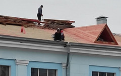 На крыше кировского вокзала работают без страховки