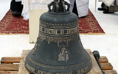 В Троицкой церкви установили колокол в память о погибшей девочке, которую мать заморила голодом